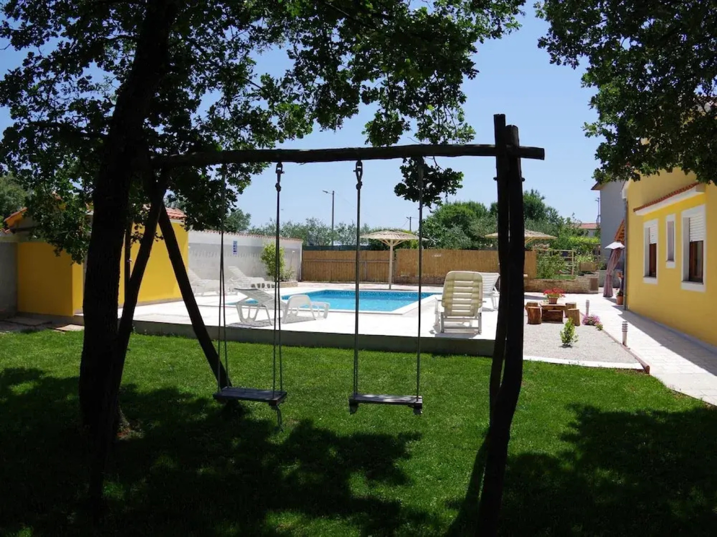 Detached House at Country Side, Fenced Private Garden Ideal for 2 Fam, Wifi