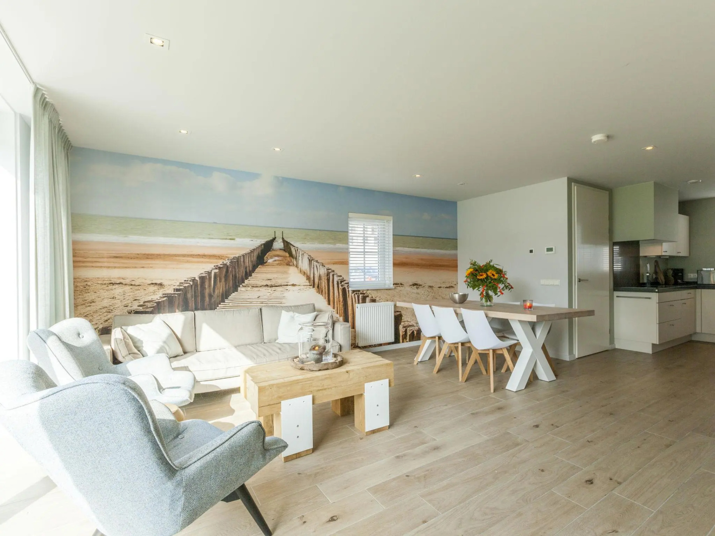 New and luxurious villa, a 5-minute walk from beach and dunes.