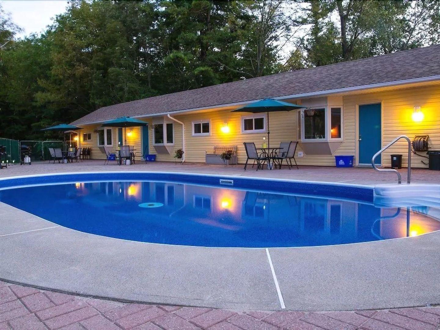 The Pinewood - Adult Getaway by the Lake