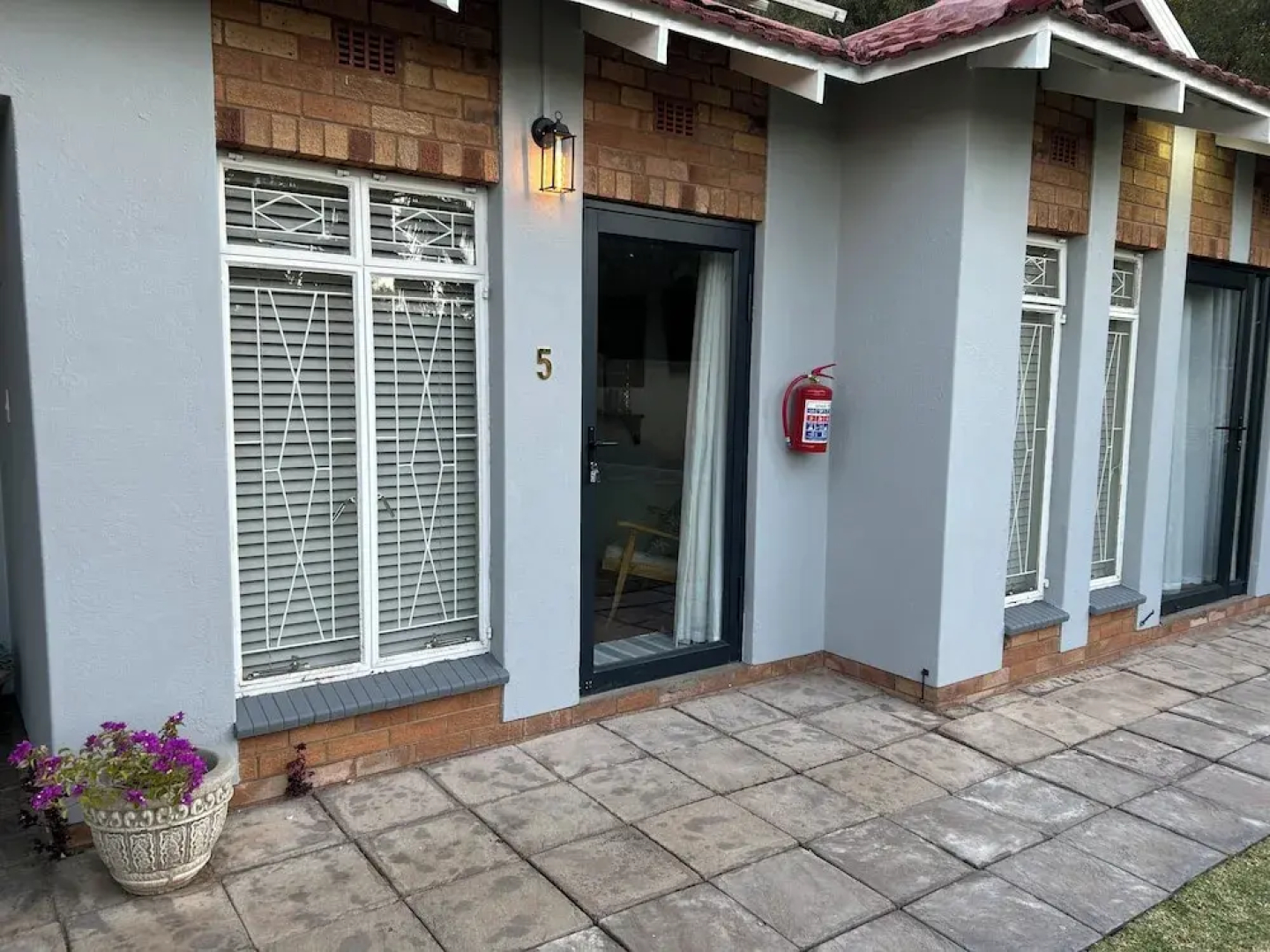 28 La Rochelle Bed & Breakfast
