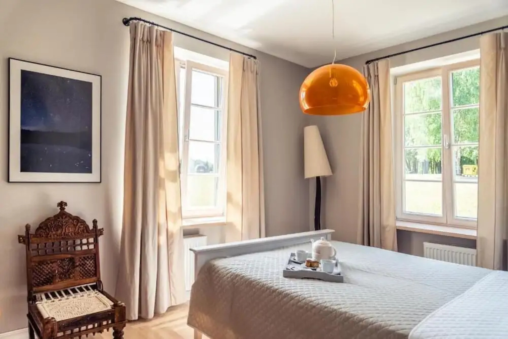 Lake & Library Hotel