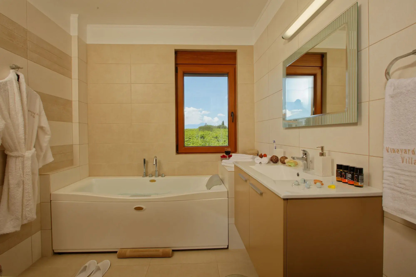 Cretan Vineyard Hill Villa Private Pool, Panoramic View, Beautiful Vineyard