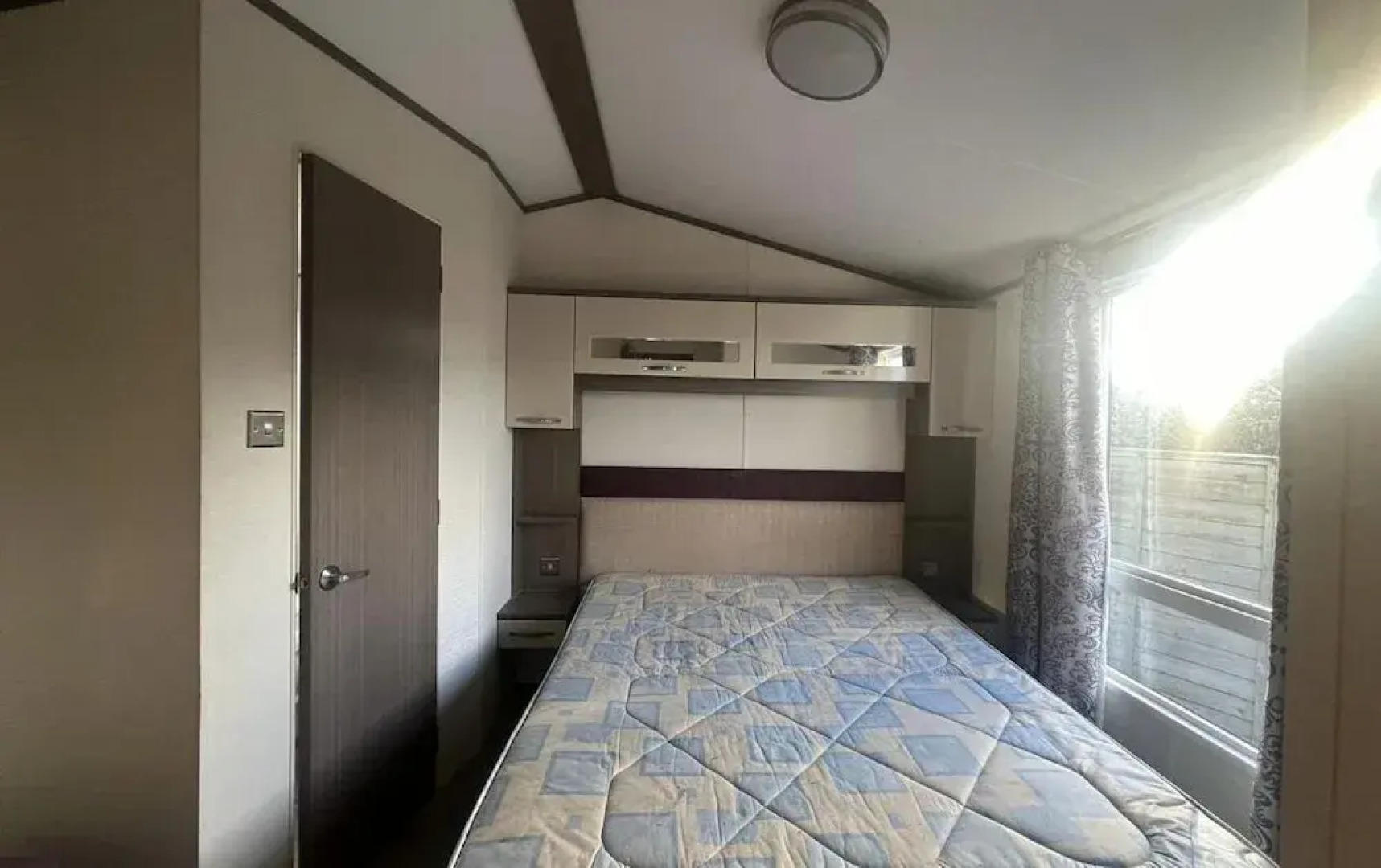 2 bed Platinum-sleeps 6-decking-free Parking