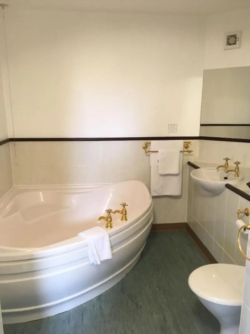 The Old Stone Trough Country Lodge & Inn