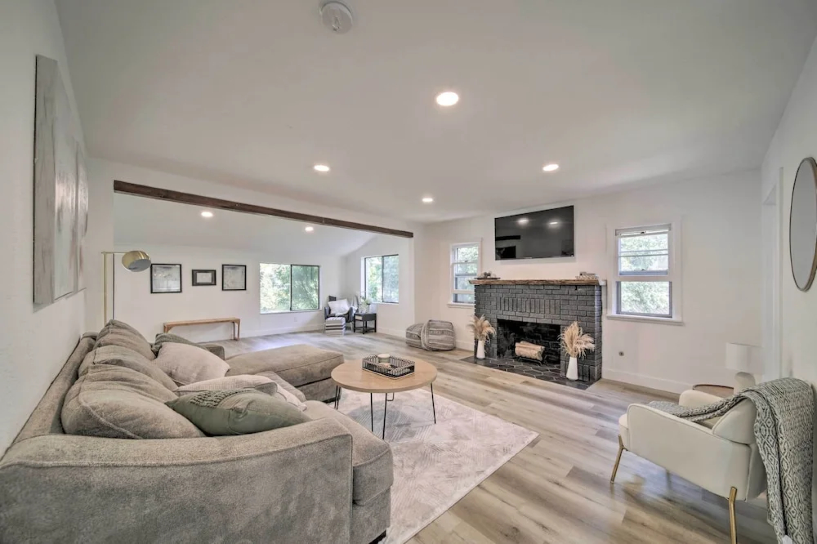 Bright & Airy Liberty Lake Abode w/ Backyard!