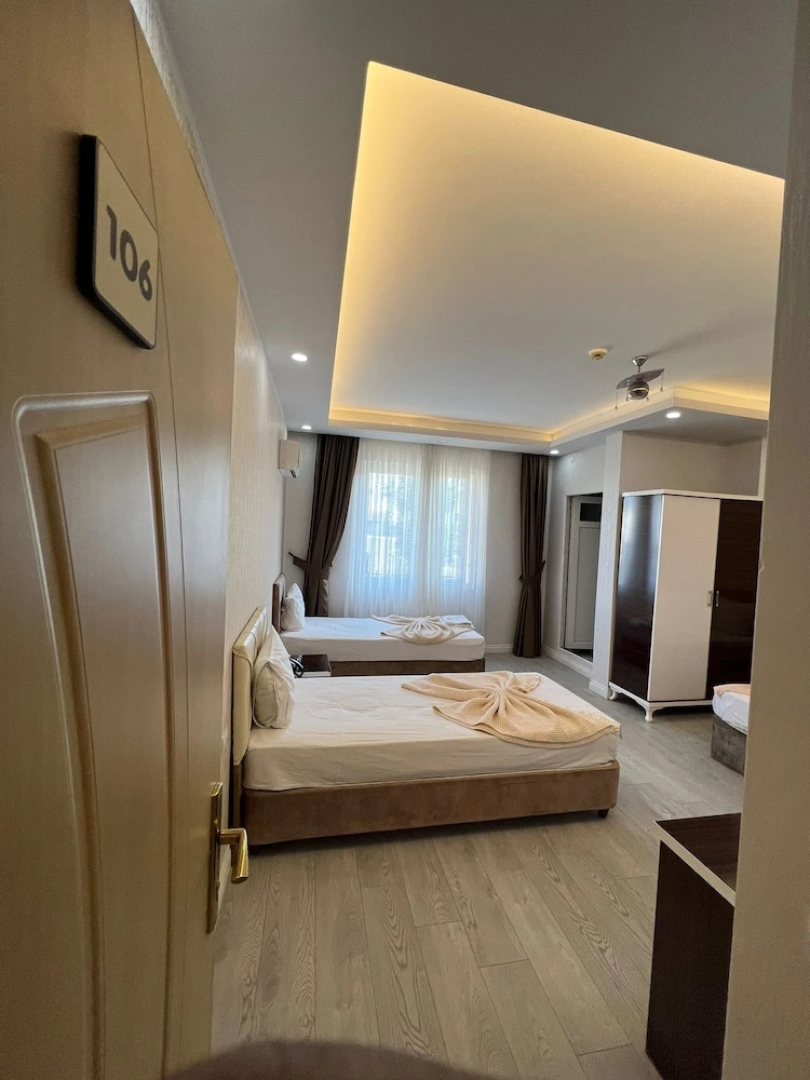 Grand Black Hotel