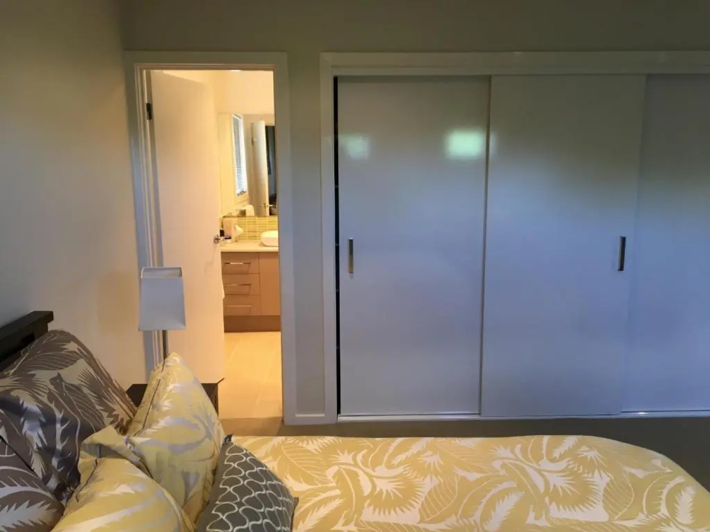 Grand Escape McKenzie - solar heated Pool, WiFi, Netflix, 5 bdrm, 4bthrm