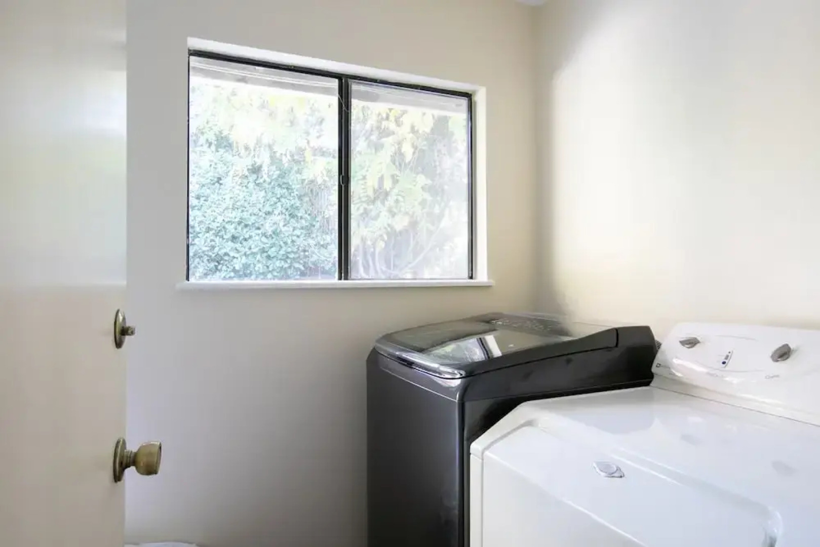 Sunny Pasadena Mansion, Sparkling Heated Pool & Projector Room!