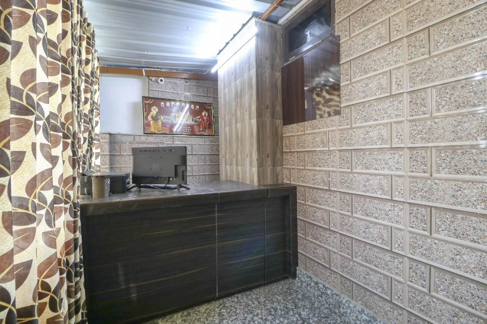 OYO 76337 Hotel Famous Inn