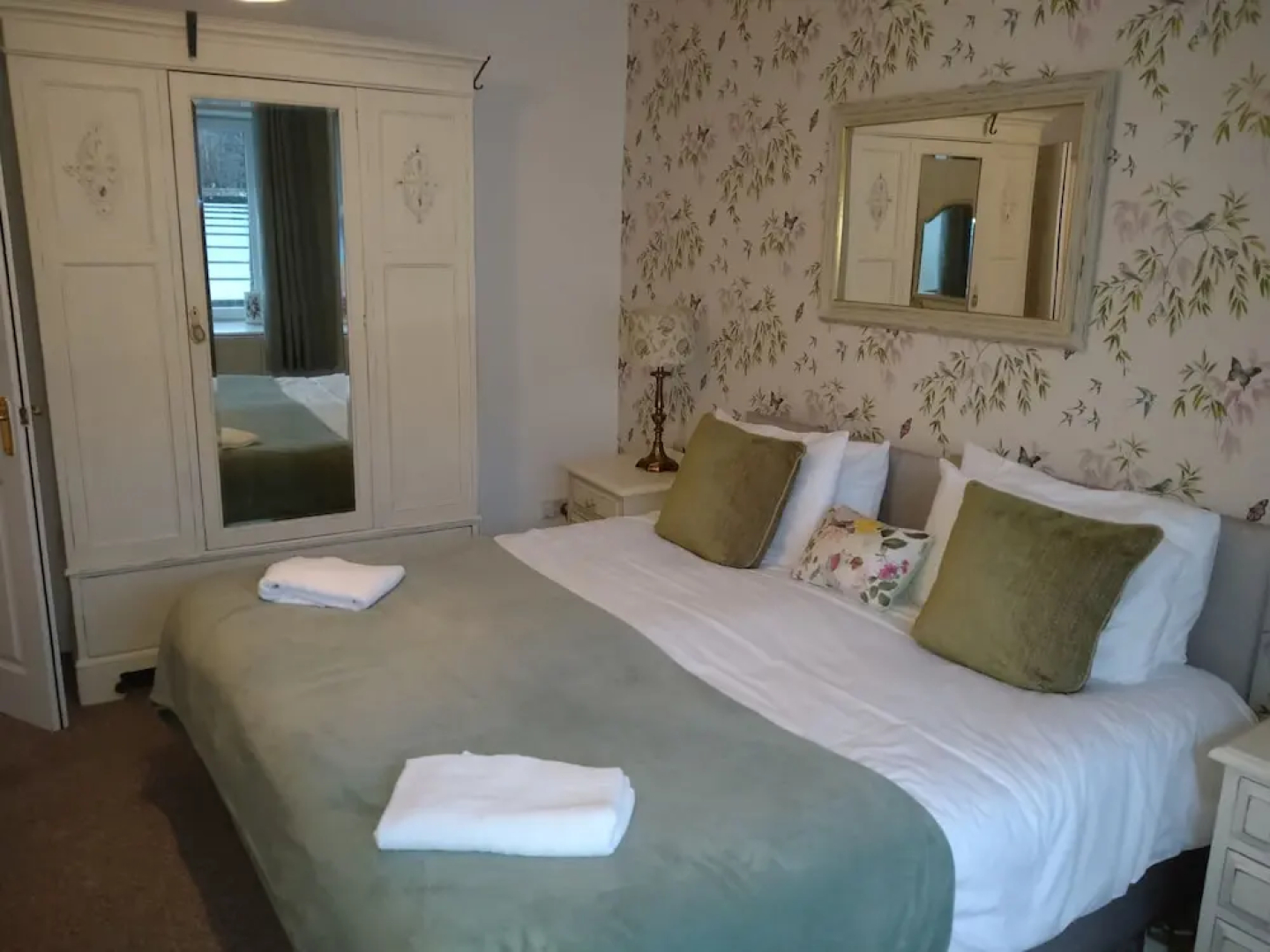 5 Bedrooms/sleeps 10-12/free Wifi & Parking/garden