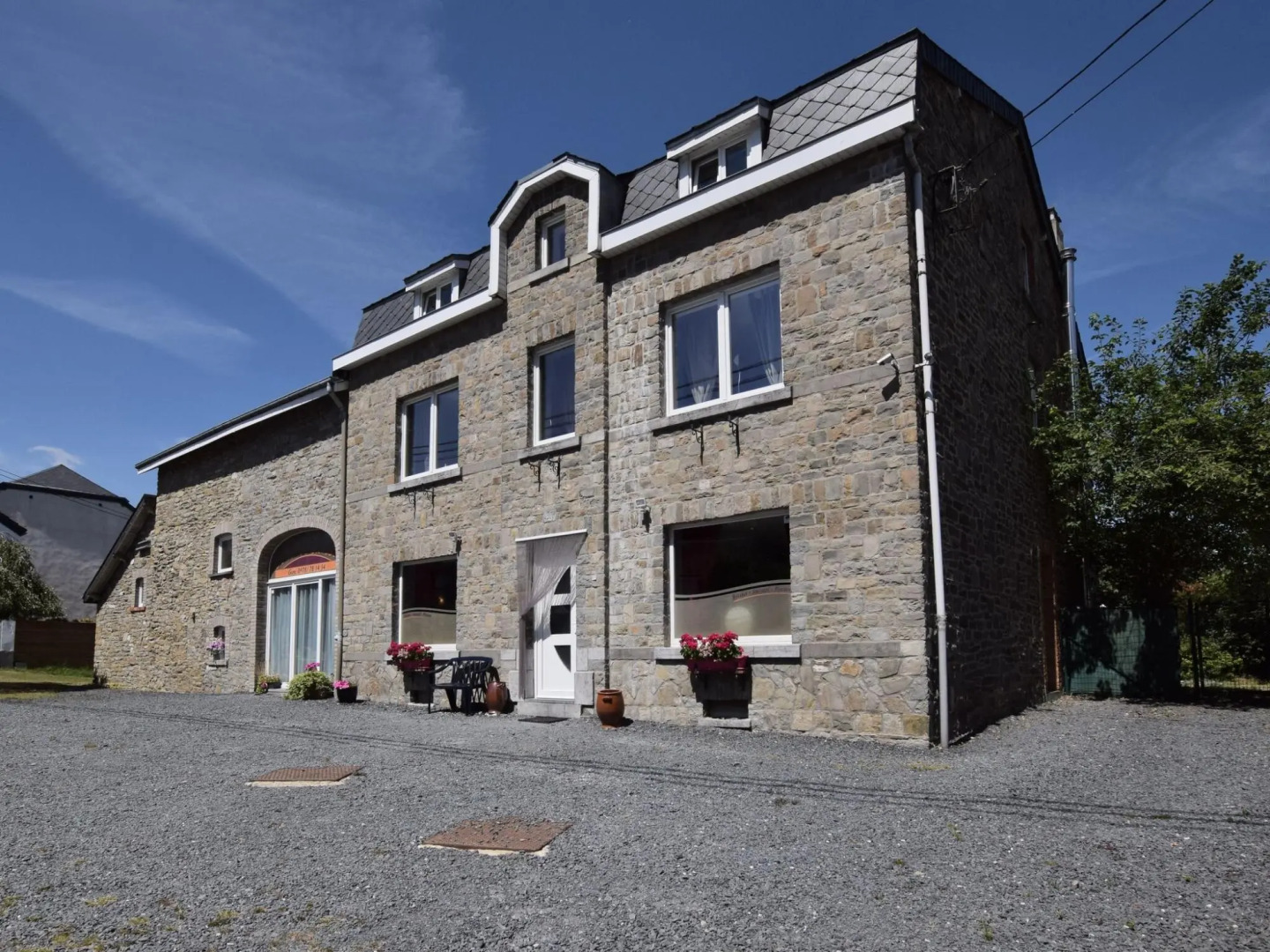 Pleasant Holiday Home with Sauna and Jacuzzi in Courtil