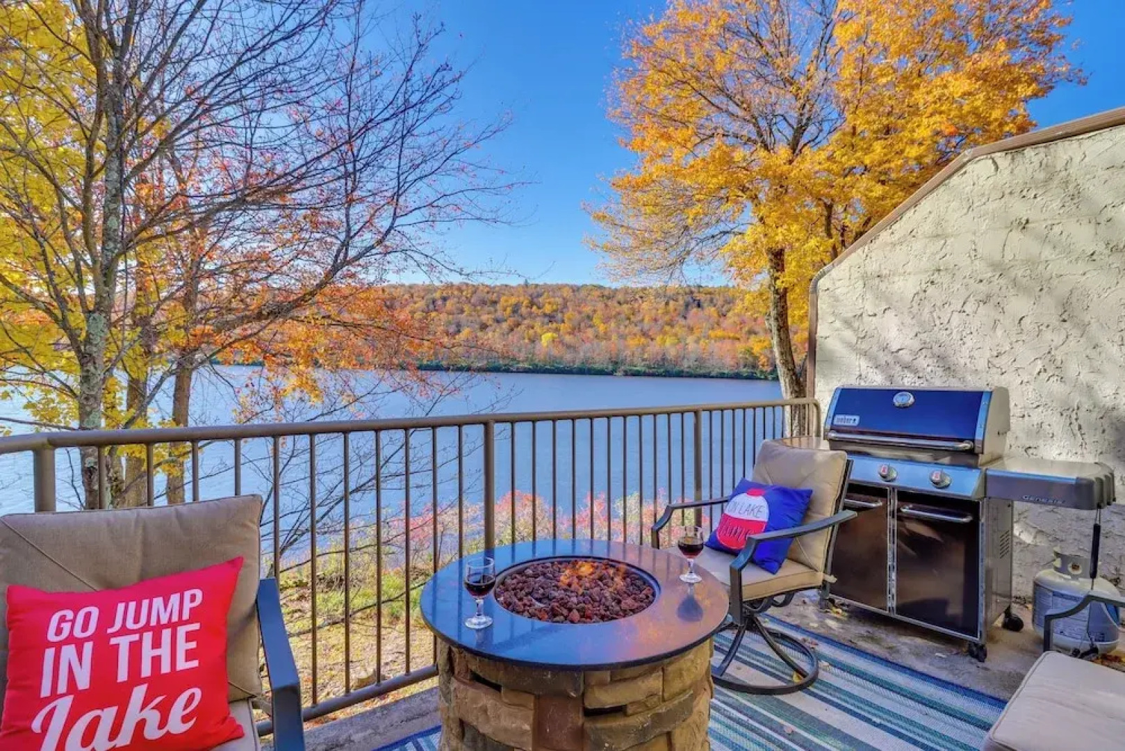 Game Room & Bbq: Waterfront Lake Harmony Condo!