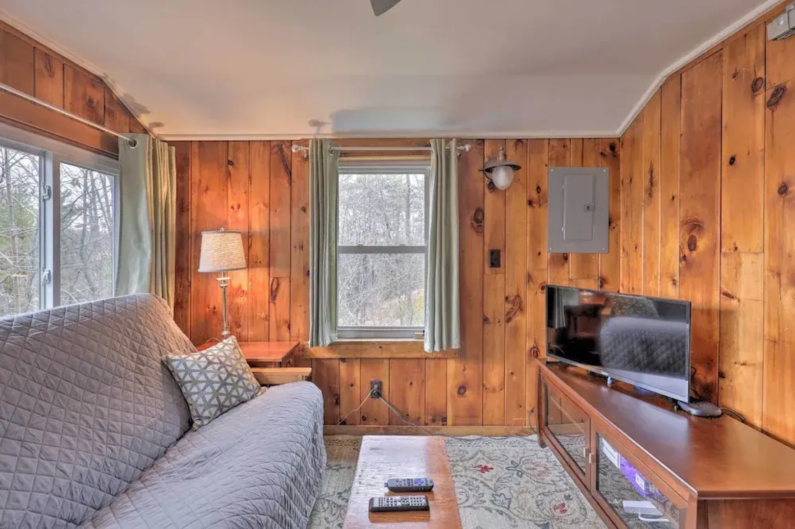 Walk to Marina: Cute Gilford Cottage w/ Grill