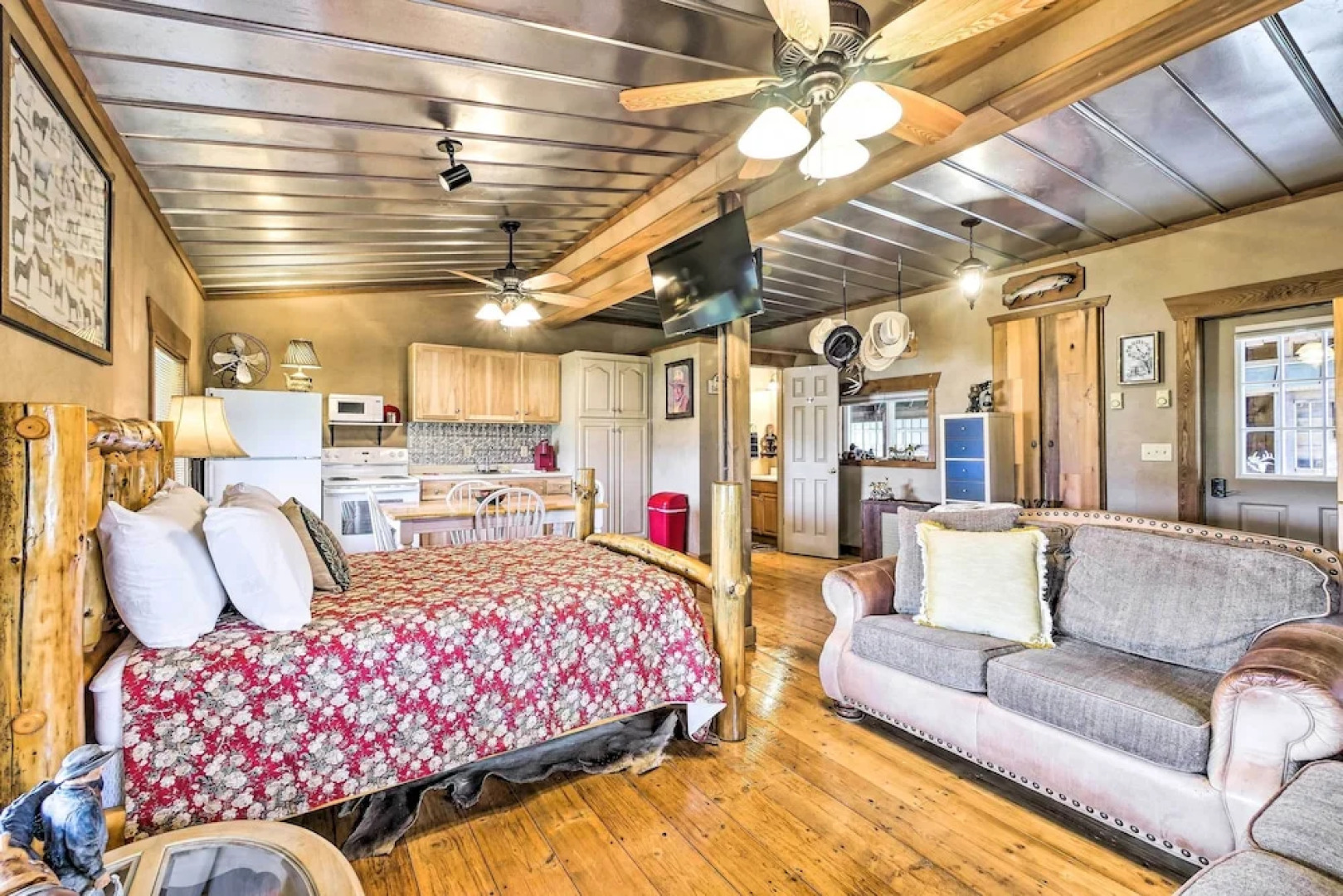Renovated Bunkhouse on 12-acre Horse Farm!
