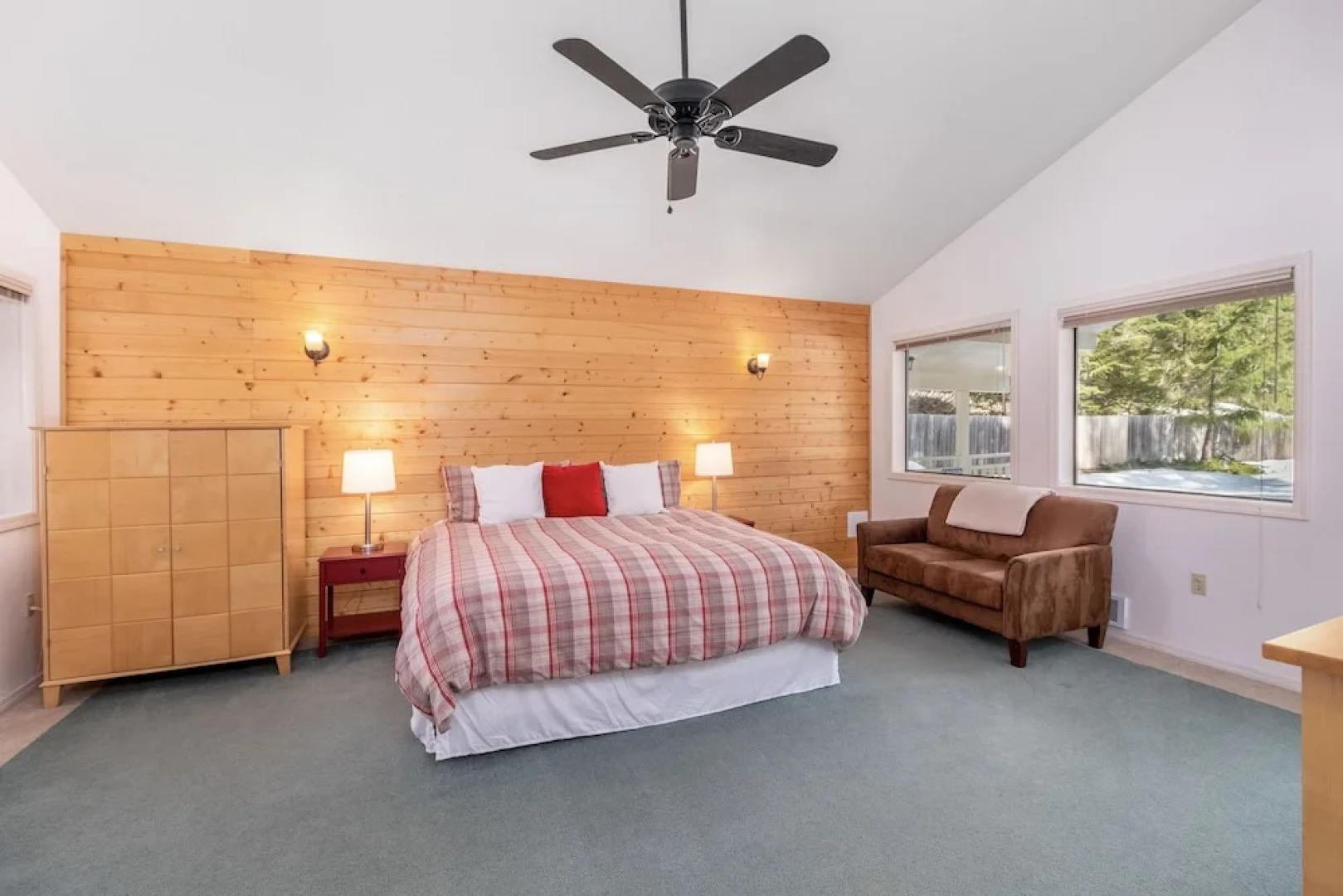 Maple Leaf Lodge 3 Bedroom Home by NW Comfy Cabins by RedAwning