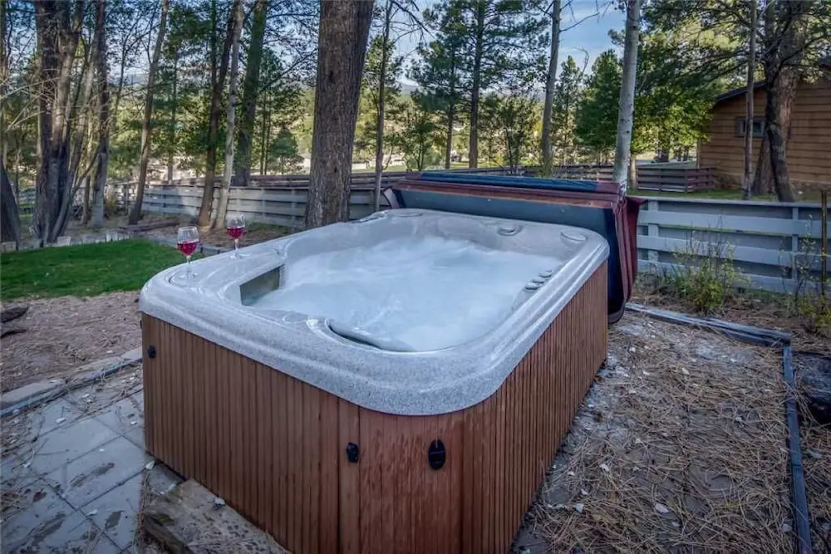 Hill Top Mountain View - Four Bedroom Cabin with Hot Tub