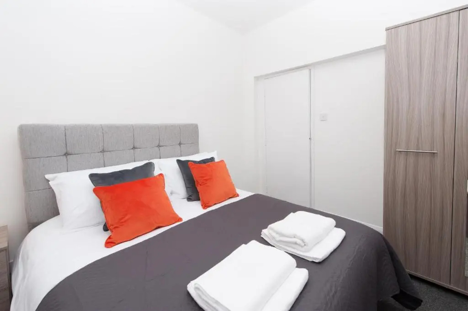 Two bed ground floor apartment, sleeps six, free parking and high speed Wifi