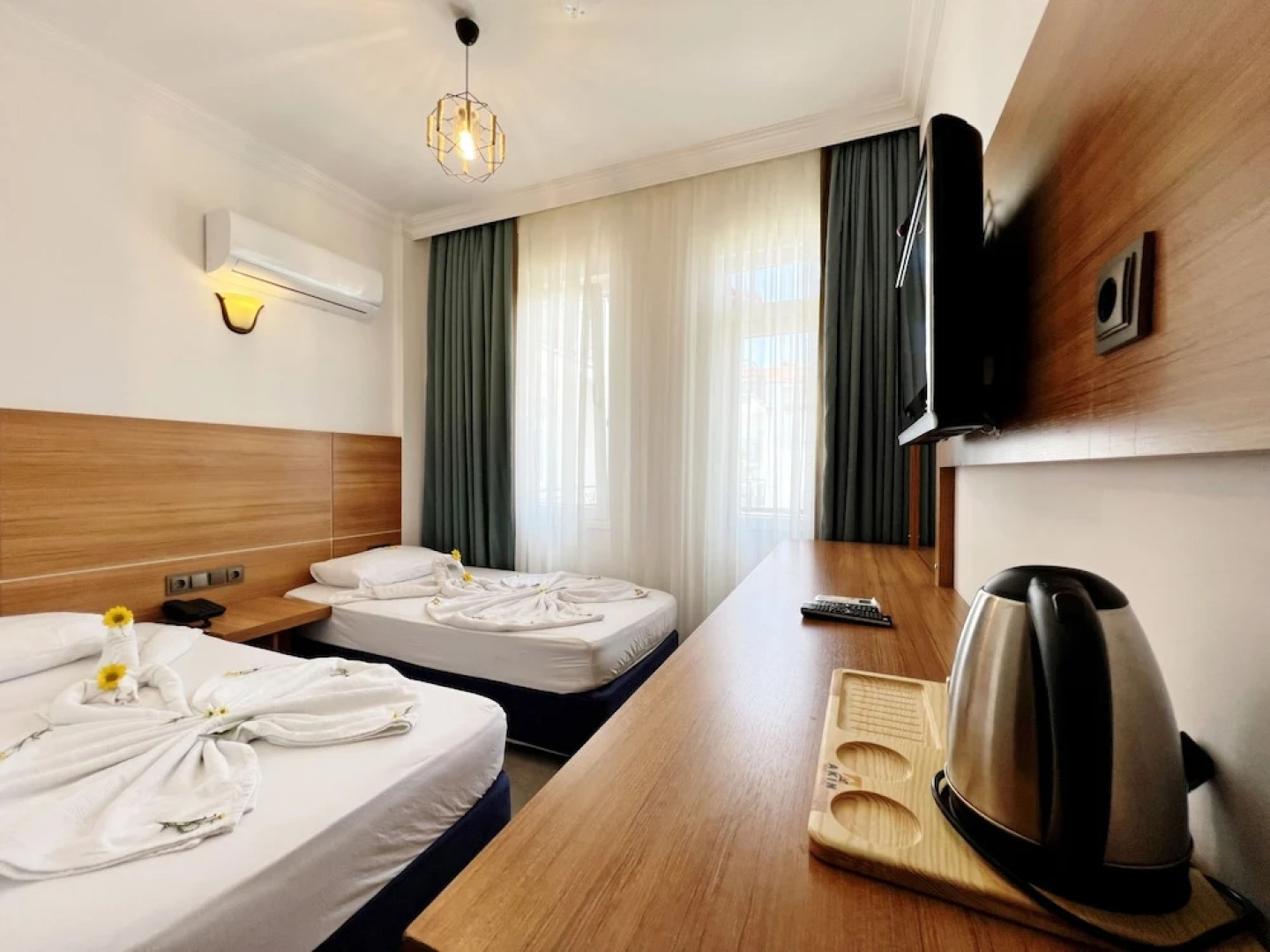 Akin Apart and Hotel