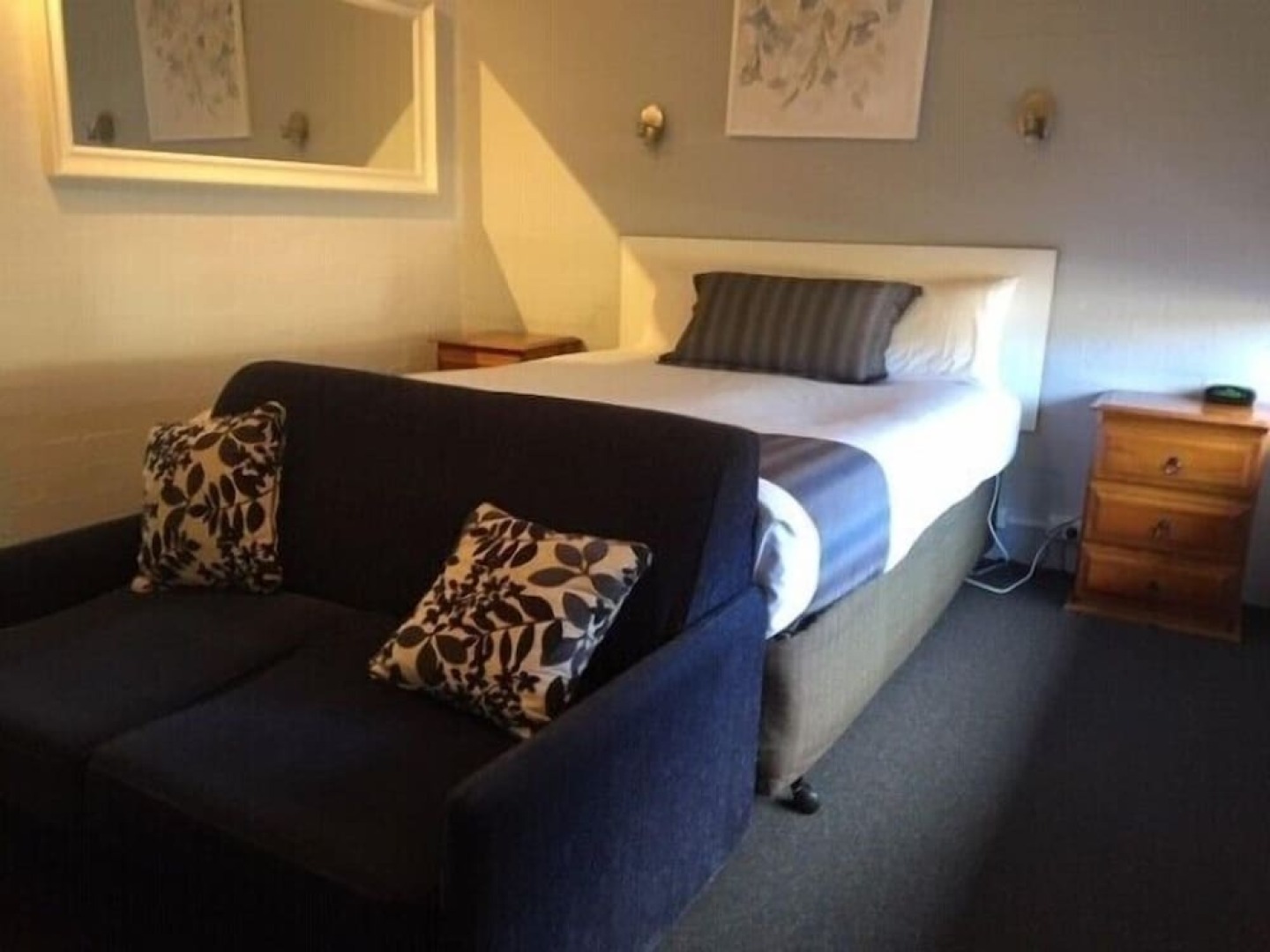 Nicholas Royal Motel