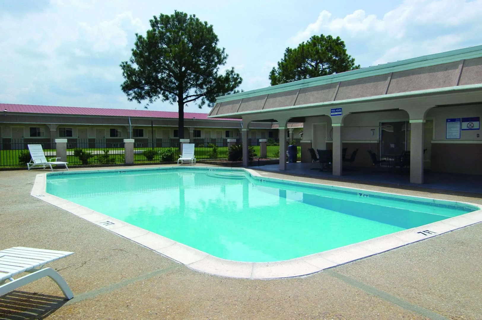 Hotel McCoy - Art, Libations, Pool Society