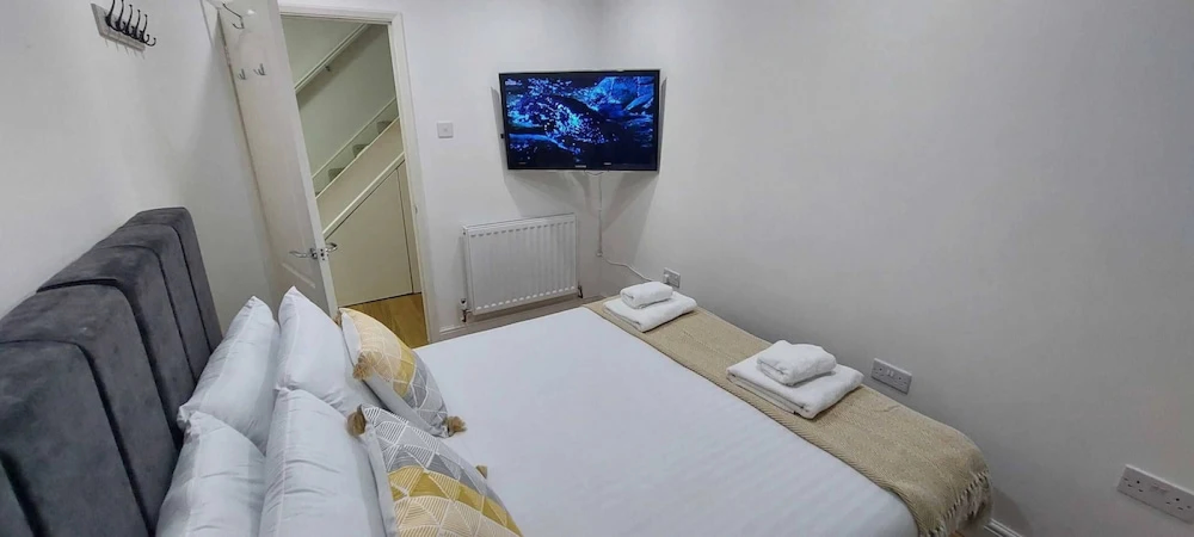 Luxury 5 Bedroom 2 BA House with Parking