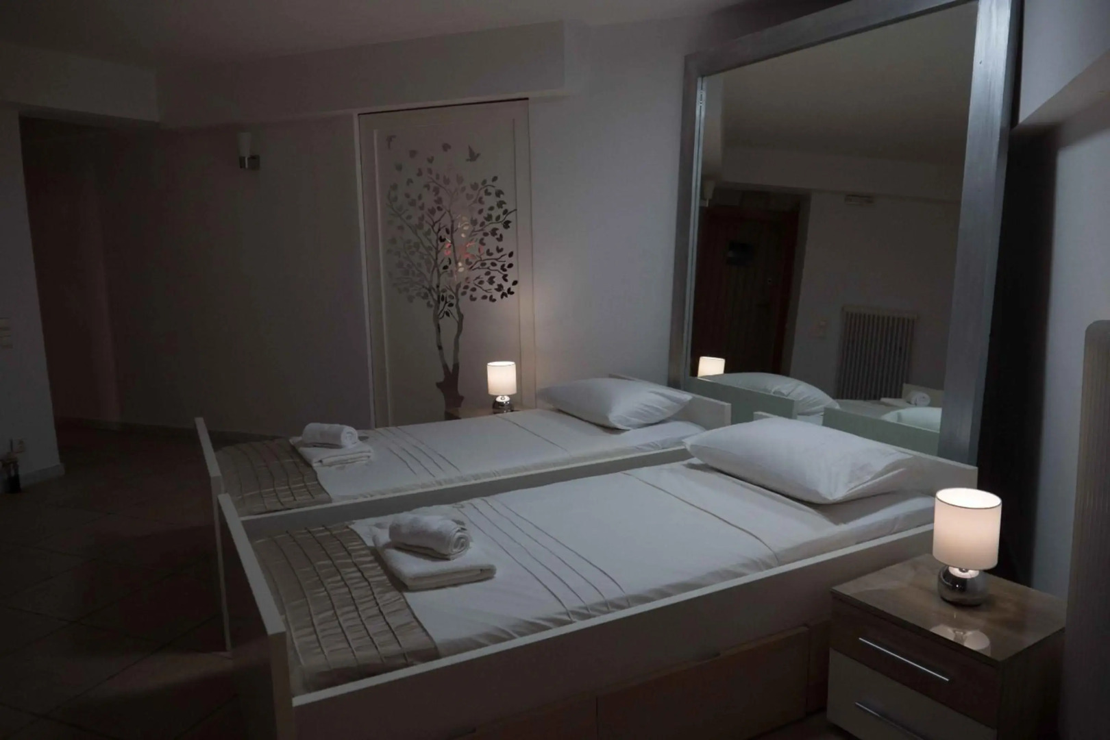 Tranquil Infinity Pool Getaway (private jacuzzi and steam bath, pool, garden, sea and city views)