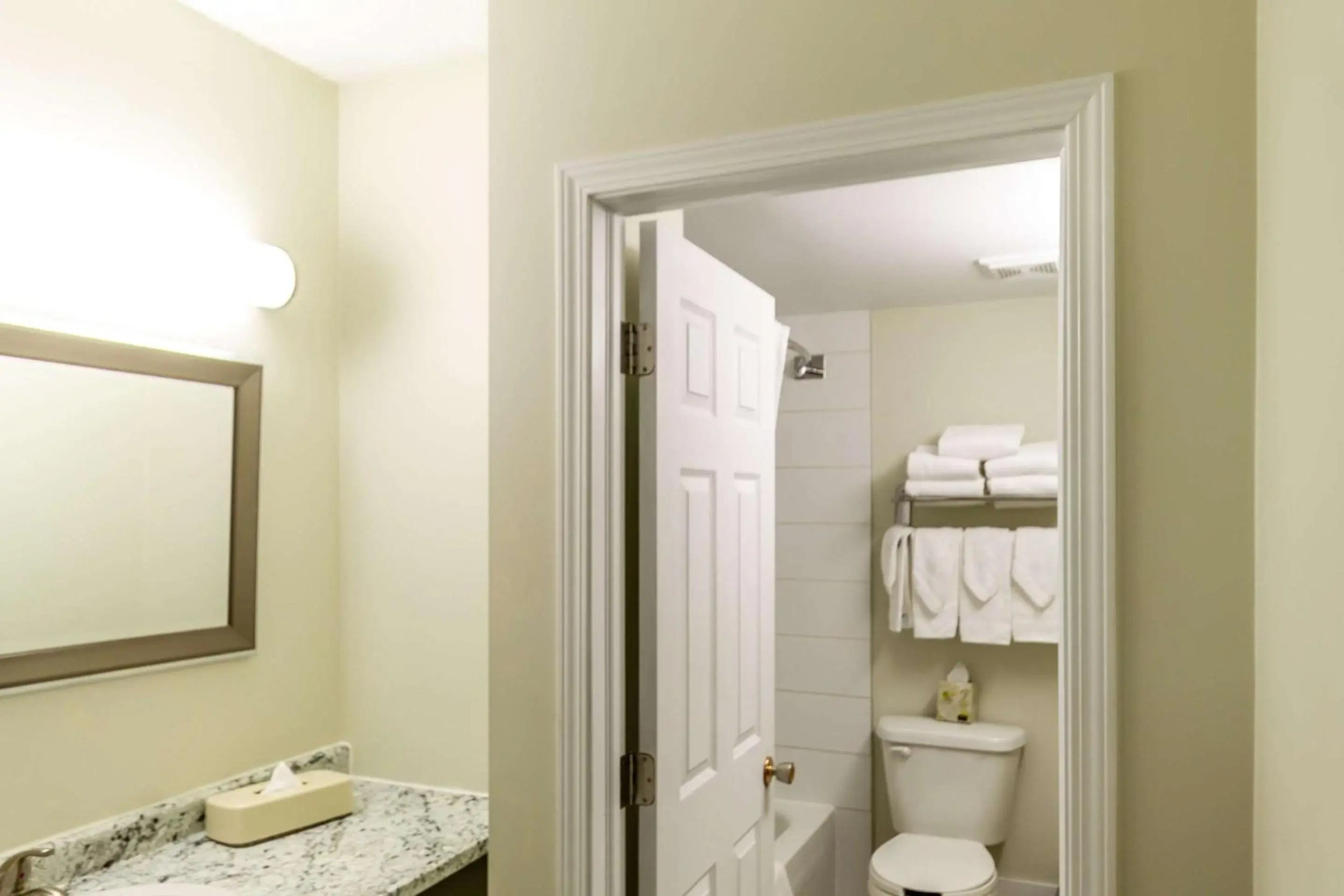 Econo Lodge Inn & Suites University