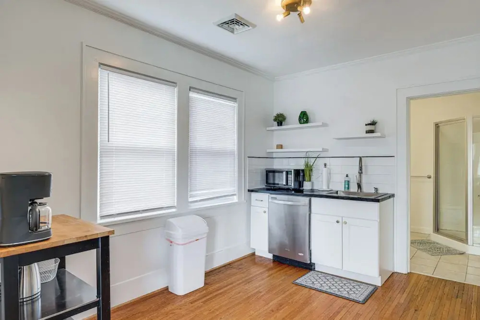 < 3 Mi to Dtwn Roanoke: Inviting Unit w/ Balcony