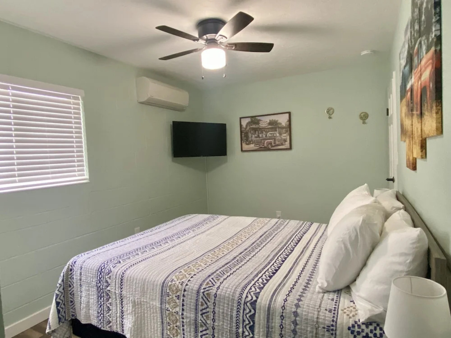 Holiday Motel & RV Park