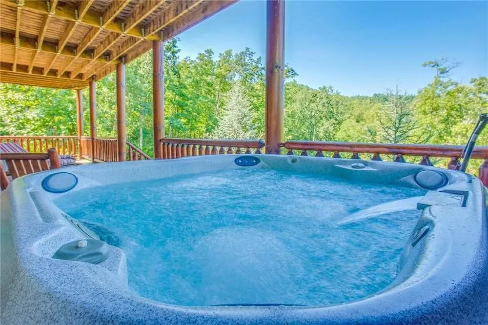 Majestic Sunset - 4 Br cabin by RedAwning