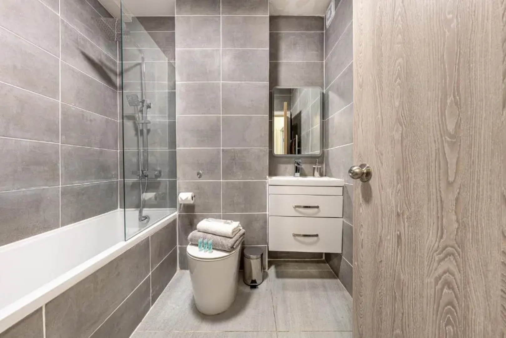 Ashview 2 - Heathrow - Thorpe Park - Free Parking