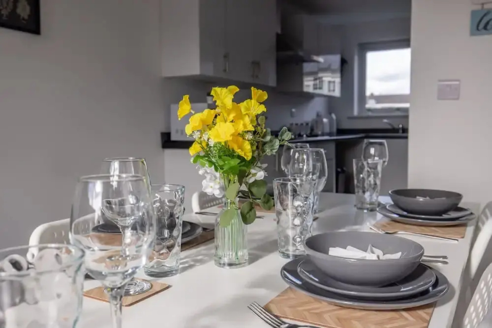 Modern 3 Bed House-free Parking