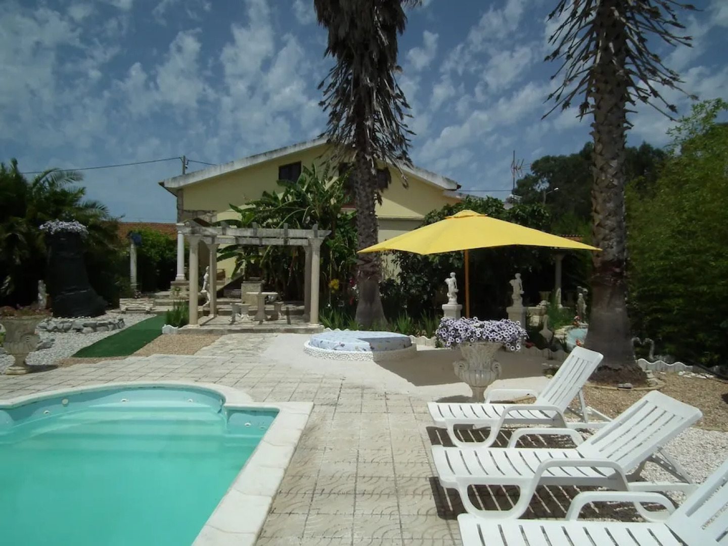 80s RetroStyle Villa