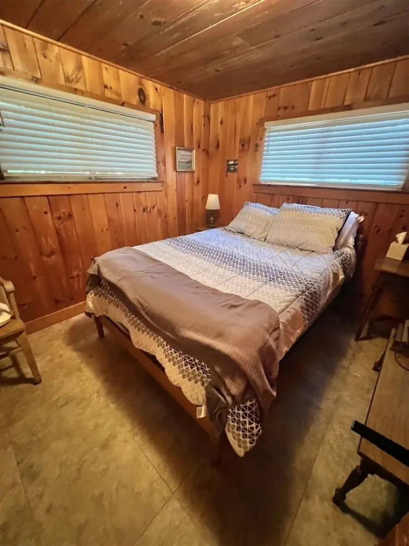 Placyd Pines Limit 8 4 Bedroom Cottage by RedAwning