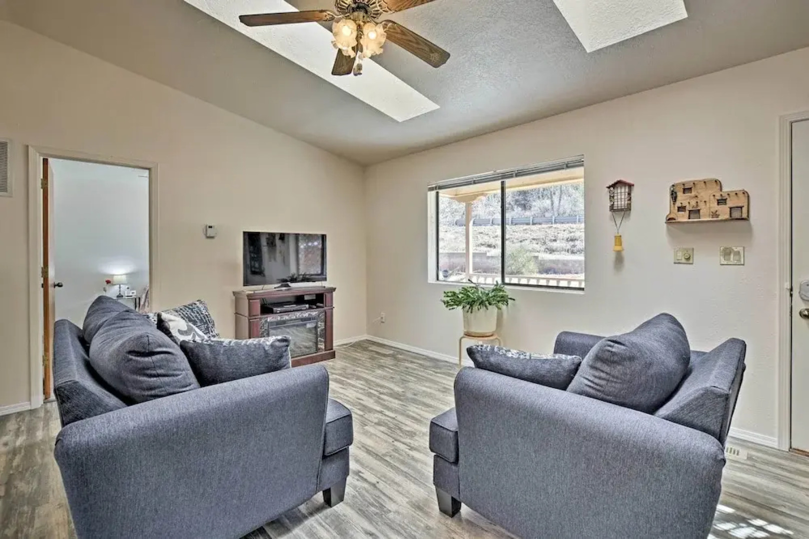 Mom's Place in Jemez - 1 Mi to Hot Spring