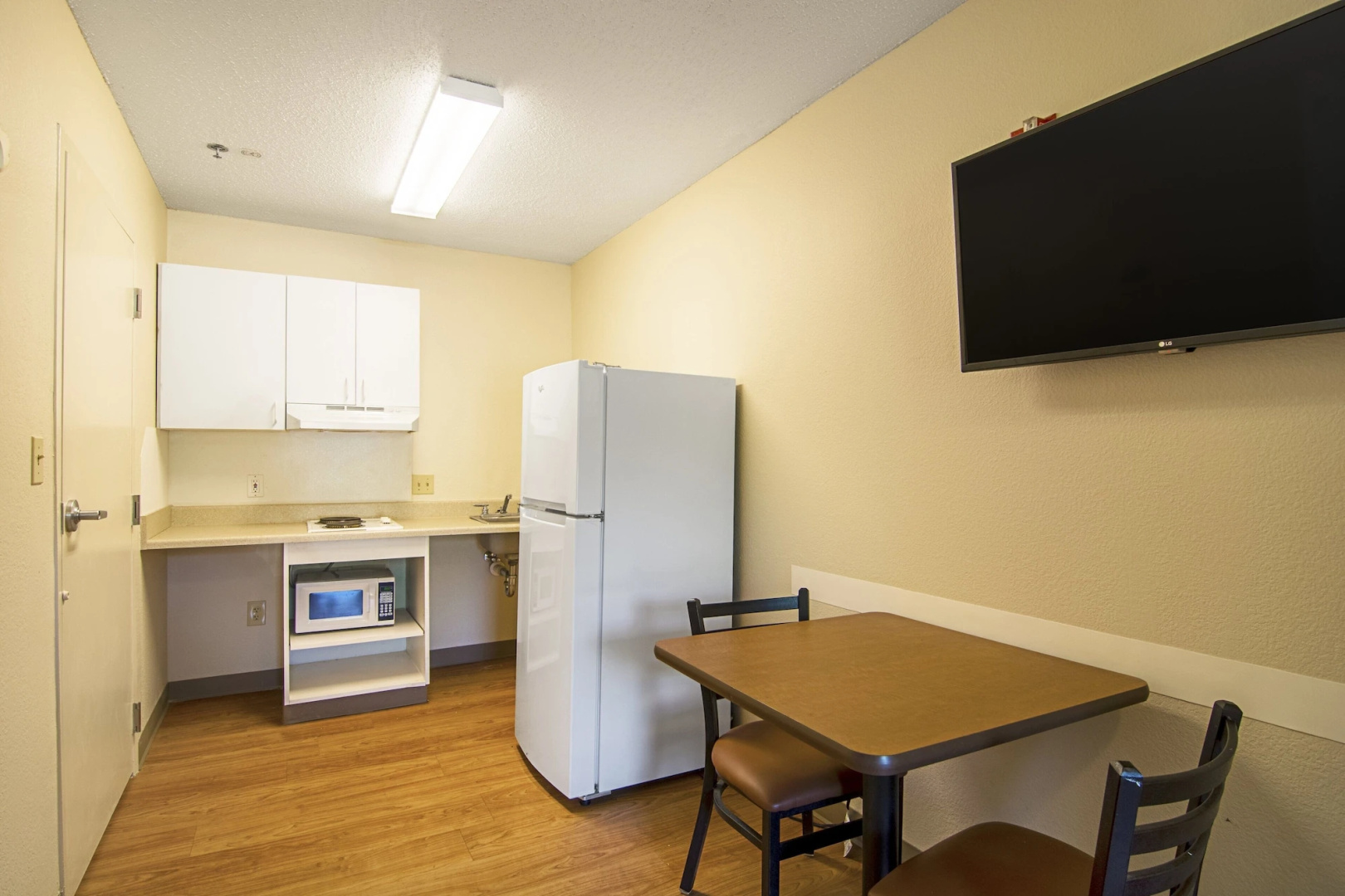 HomeTowne Studios by Red Roof Chicago - Waukegan