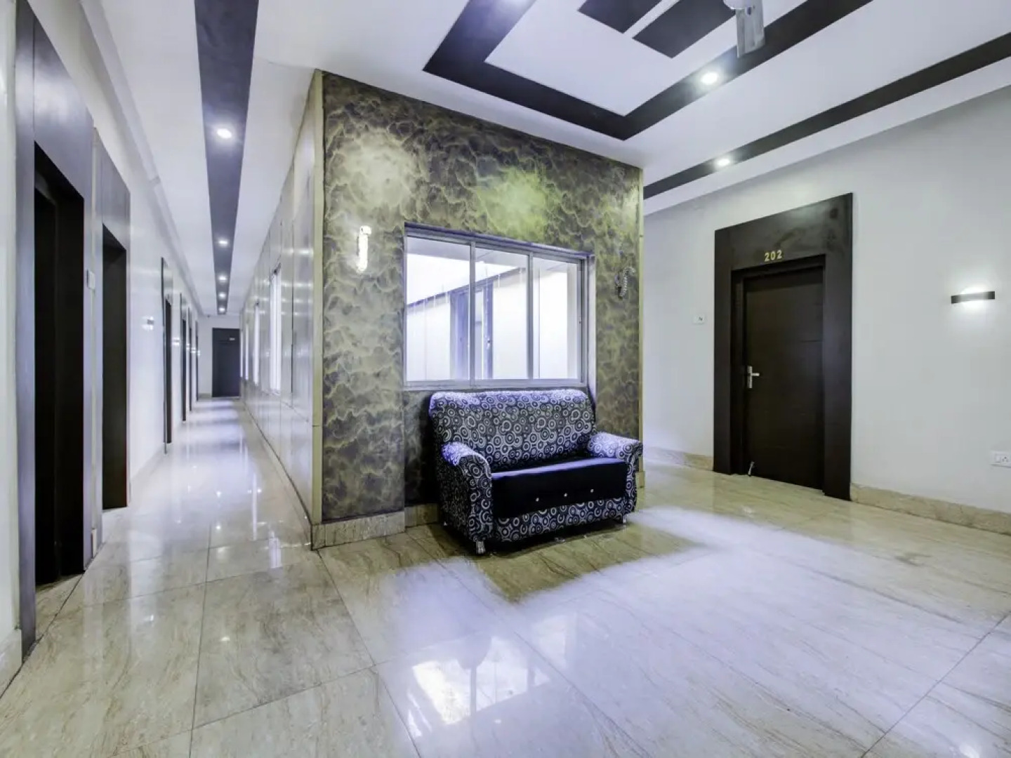 OYO 22530 Savoy Hotel