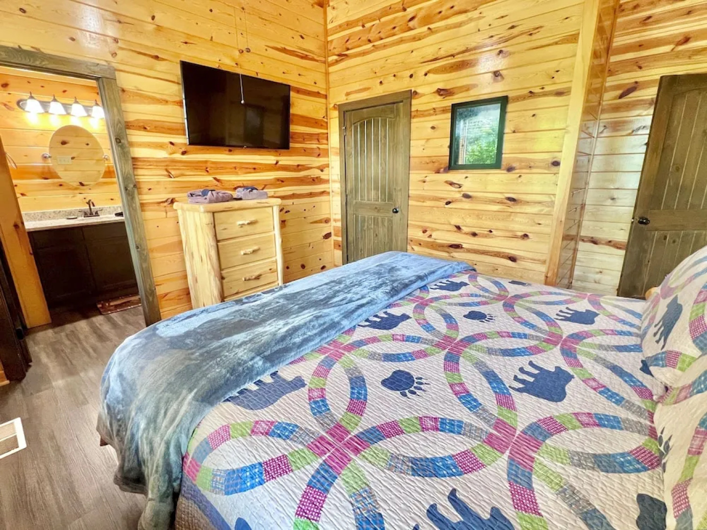 South Side Serenity 2 Bedroom Cabin by RedAwning