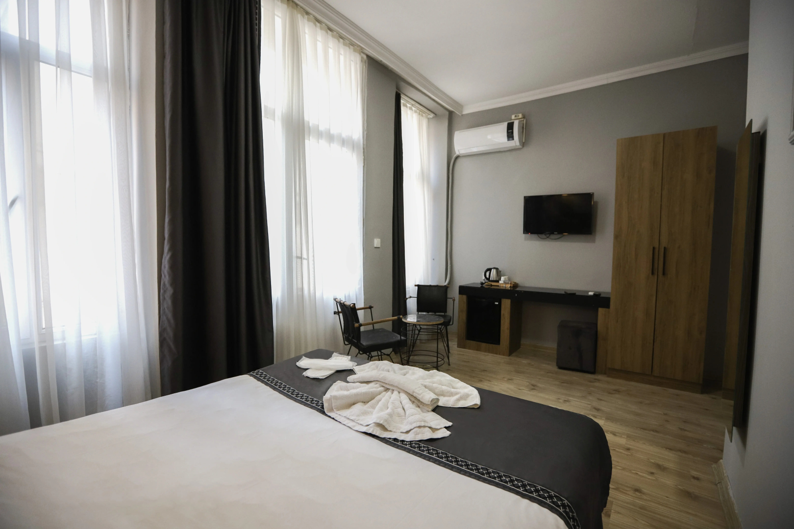 La Pera Suites