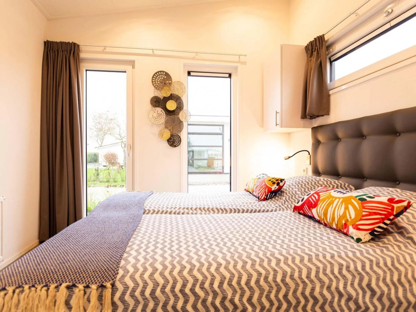 Nice chalet with dishwasher, in a holiday park, center of Hoorn at 8 km.