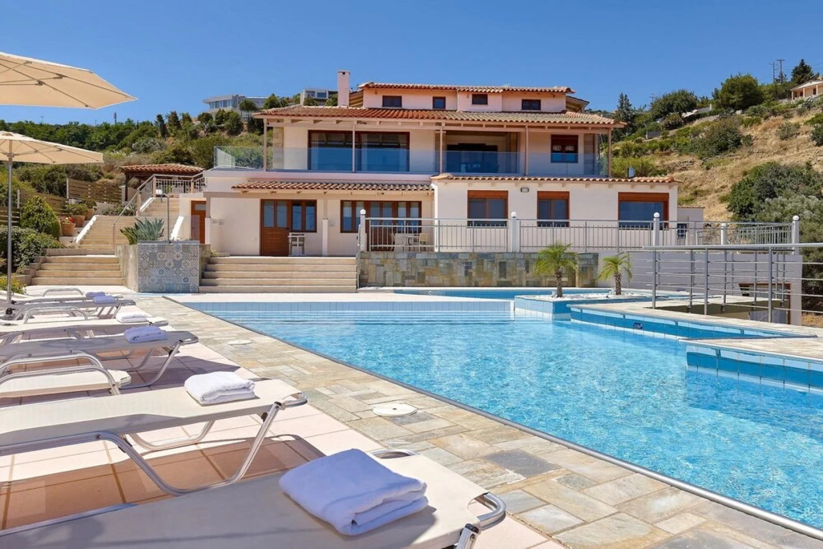 Cozy Pool Front Apartment With sea View Green