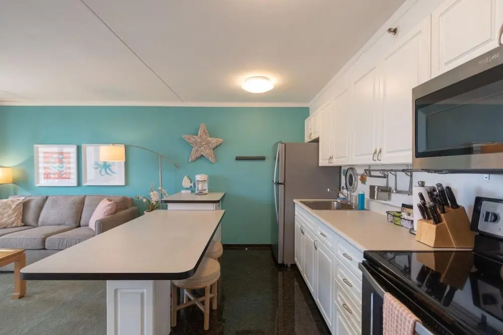 Waikiki Banyan - Partial Ocean View Tower 2 Suite 1204