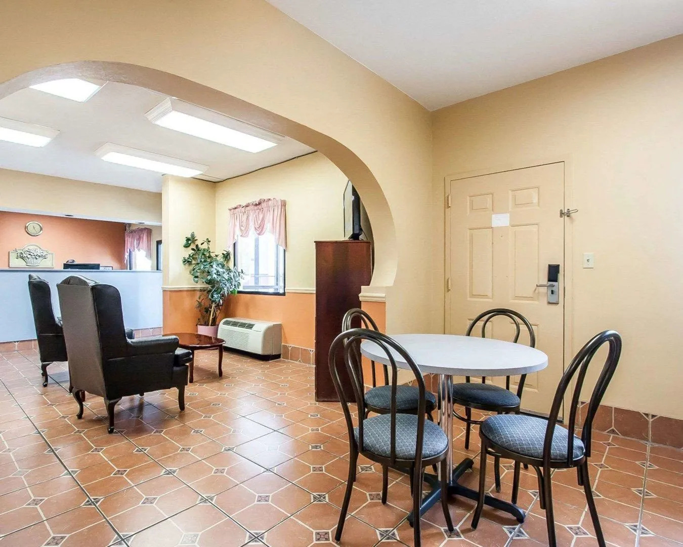 Econo Lodge Inn & Suites