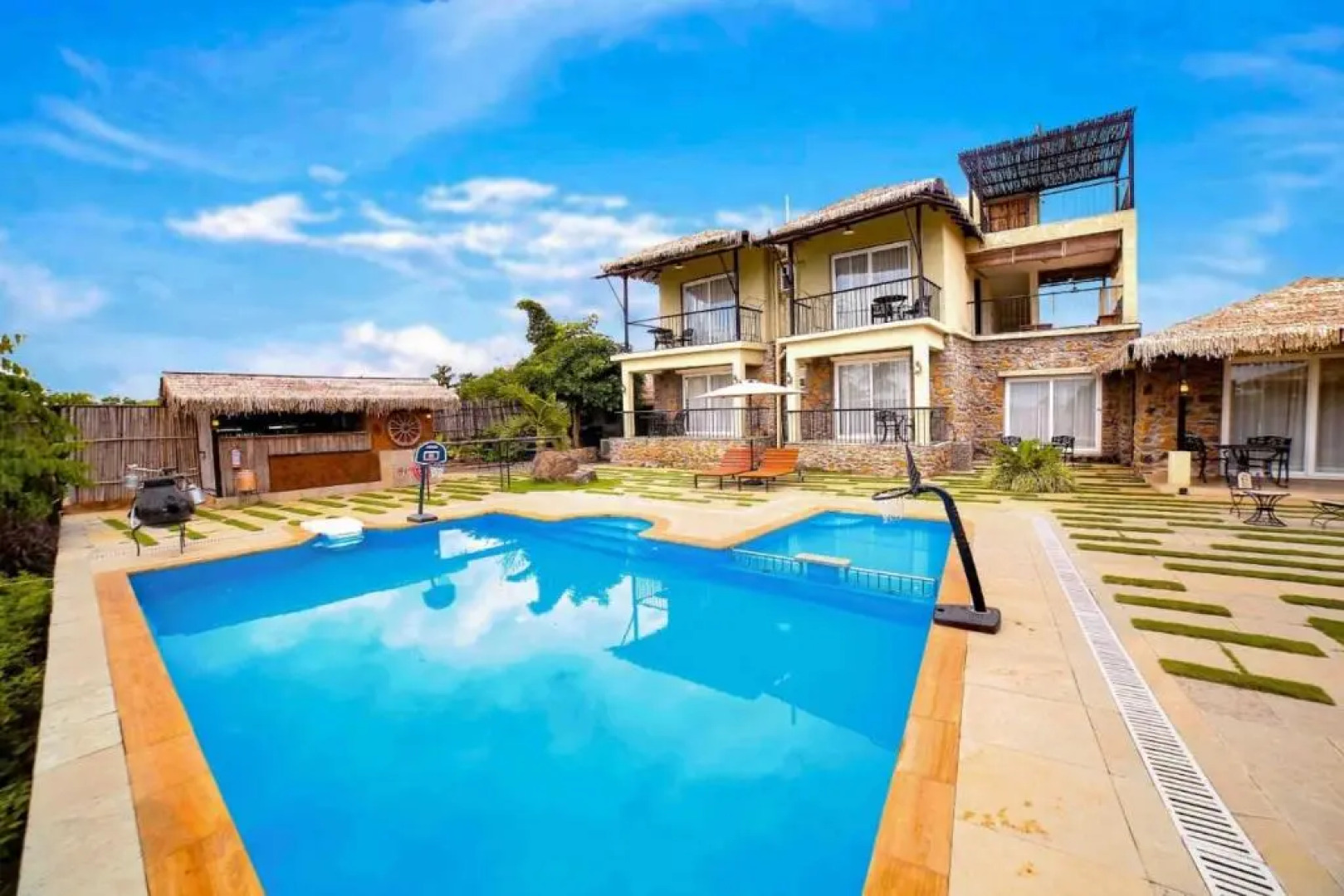 Castle Vintage VillageHouse 6BHK