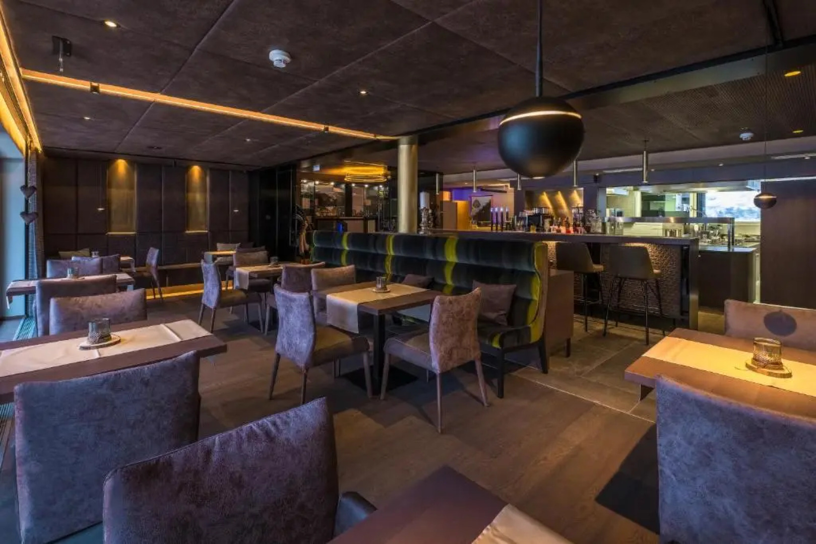 Hotel Vier - Studios & Restaurant