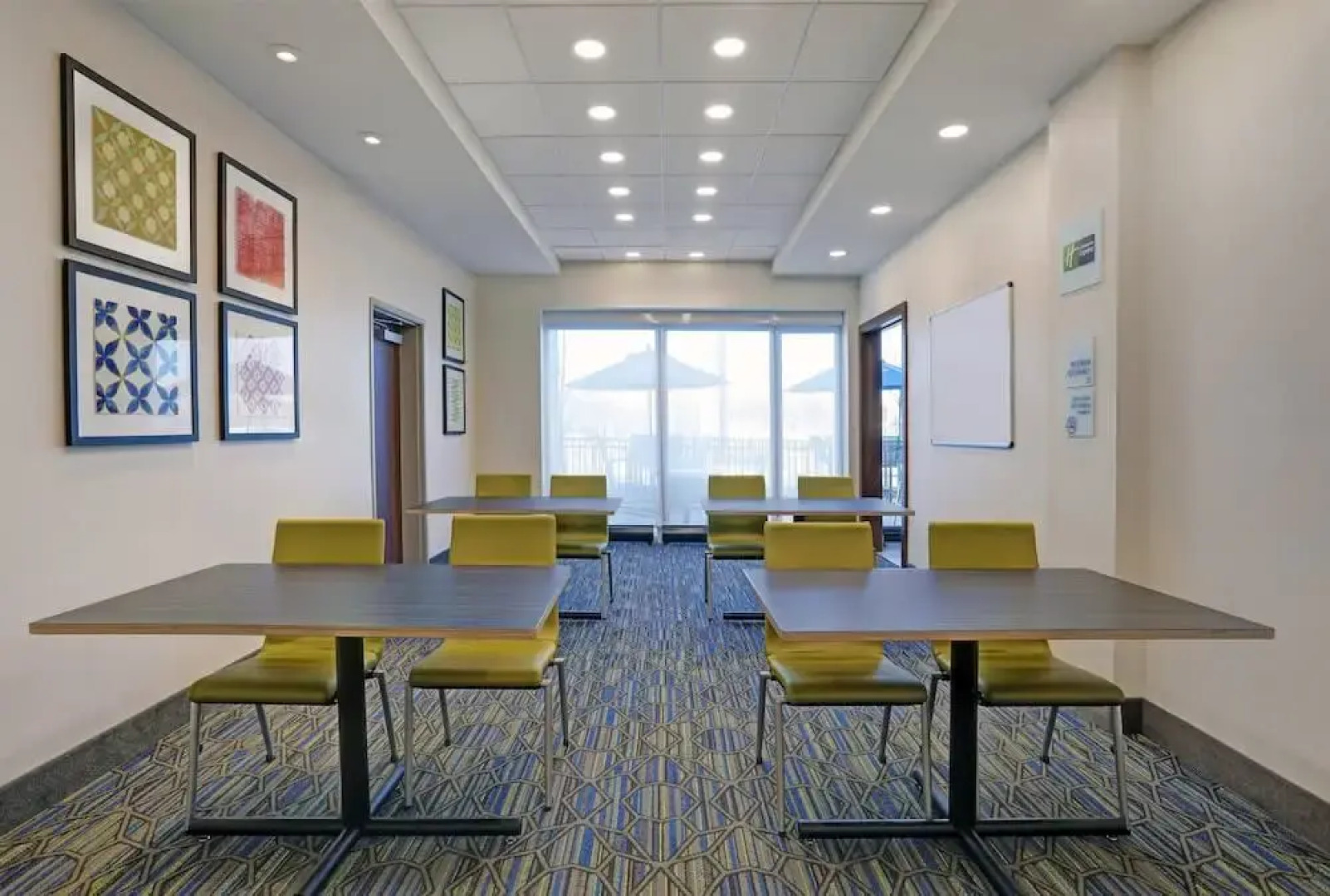 Holiday Inn Express & Suites Lenexa Overland Park Area