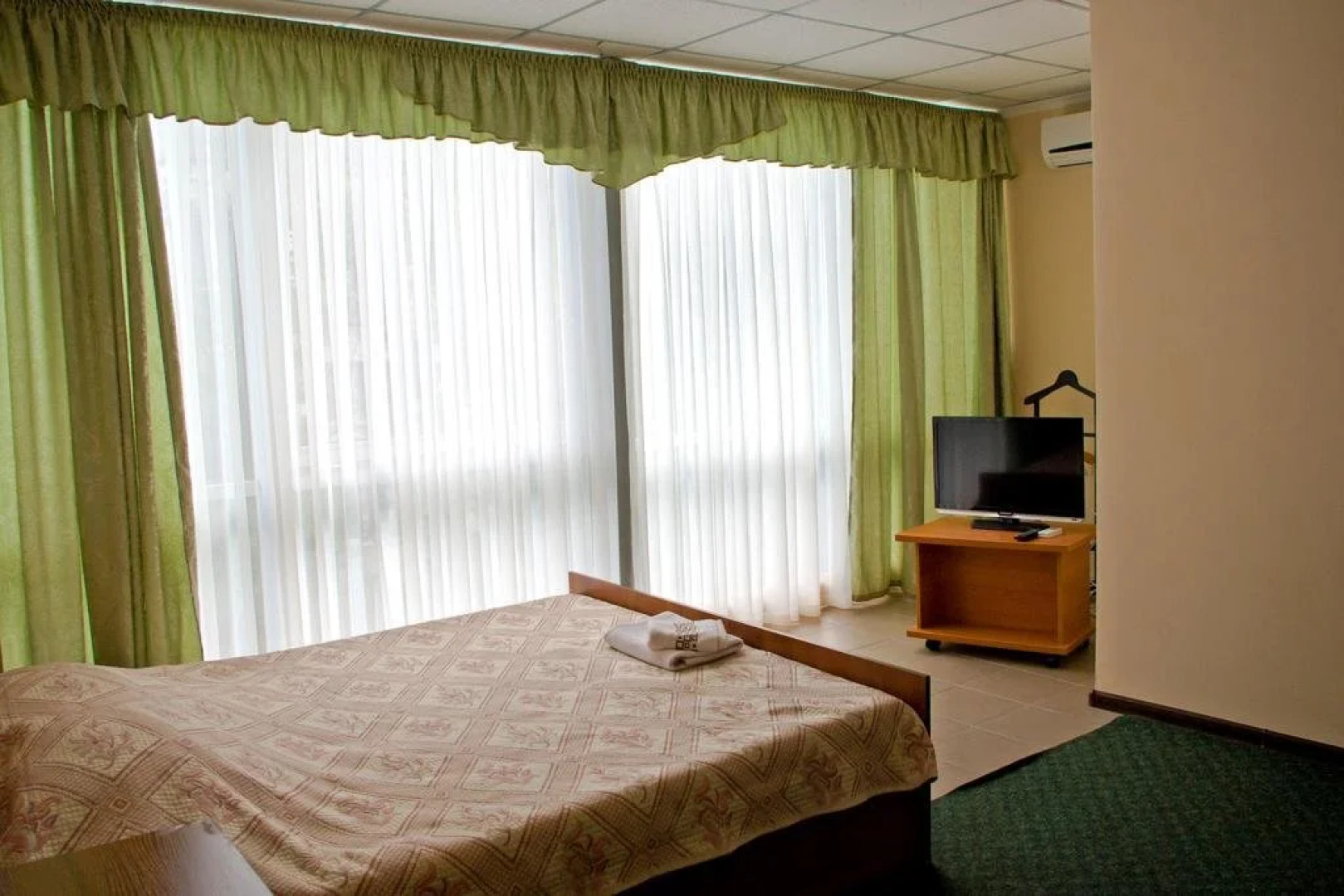 Отель Ягуар