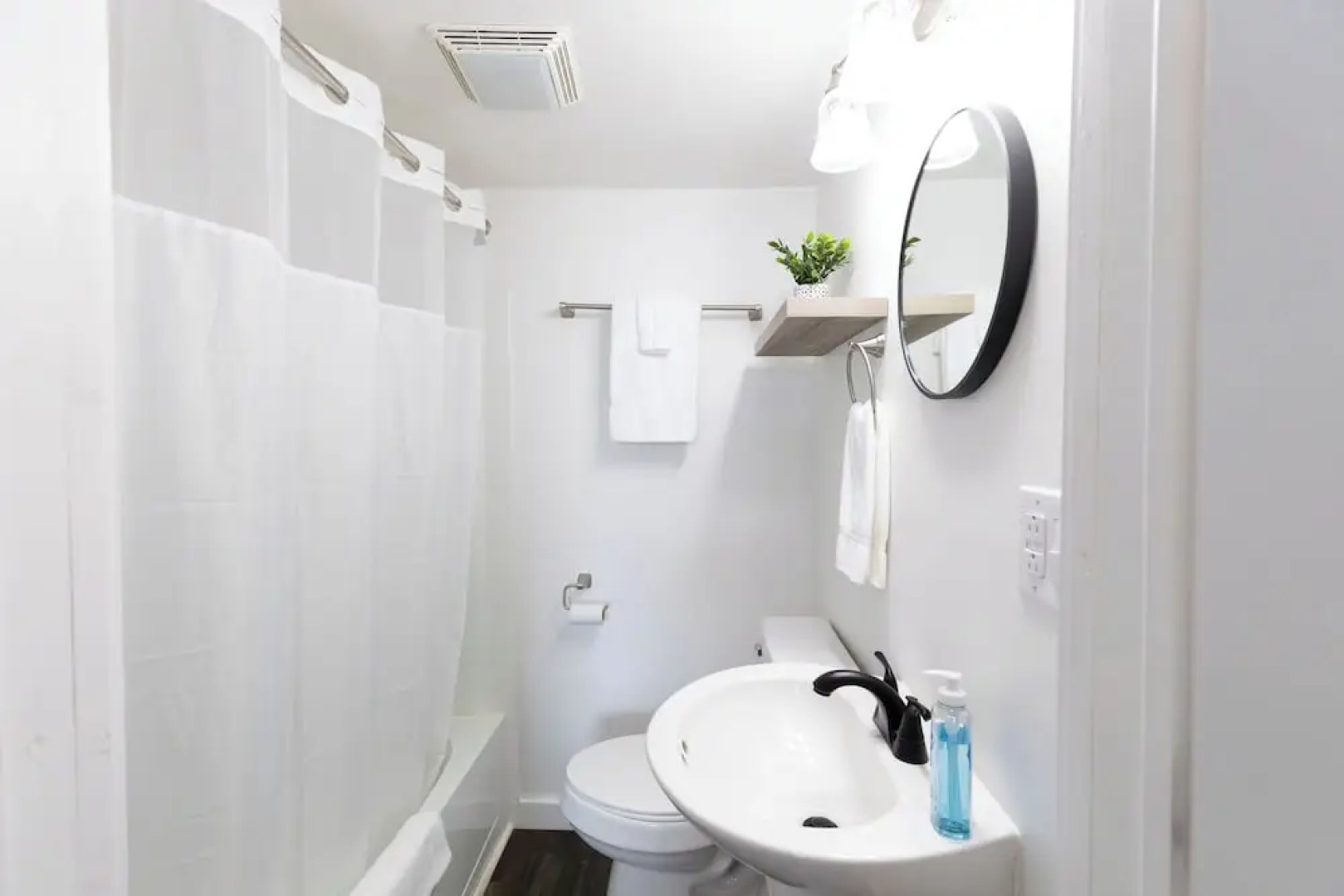 Anchor Bay Inn and Suites