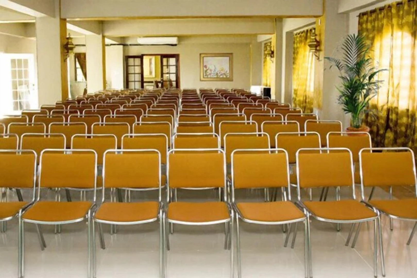 Art-Deco Beach Hotel