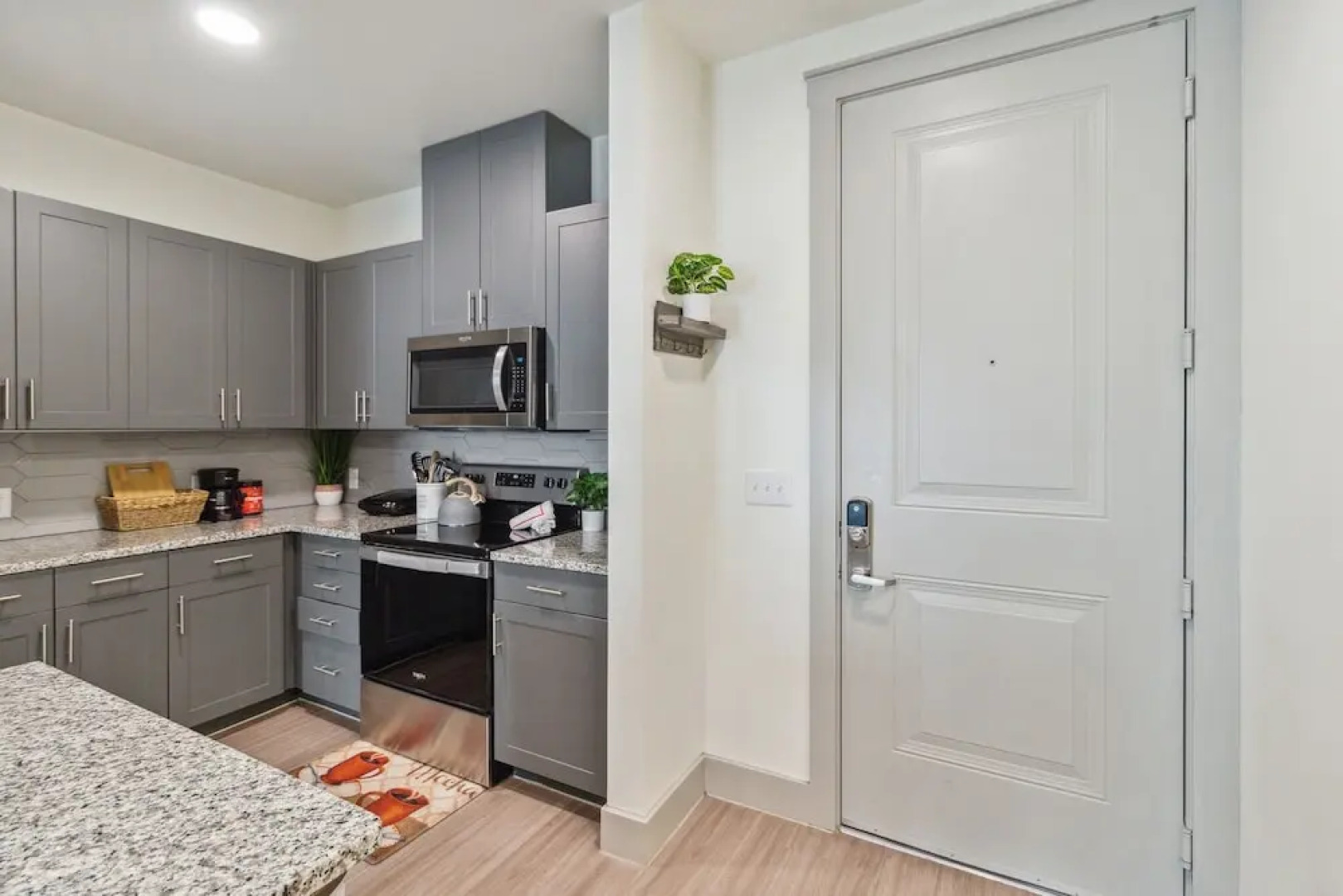 Location! Location! Cozy & Luxe 1 Bedroom Apts by Redawning